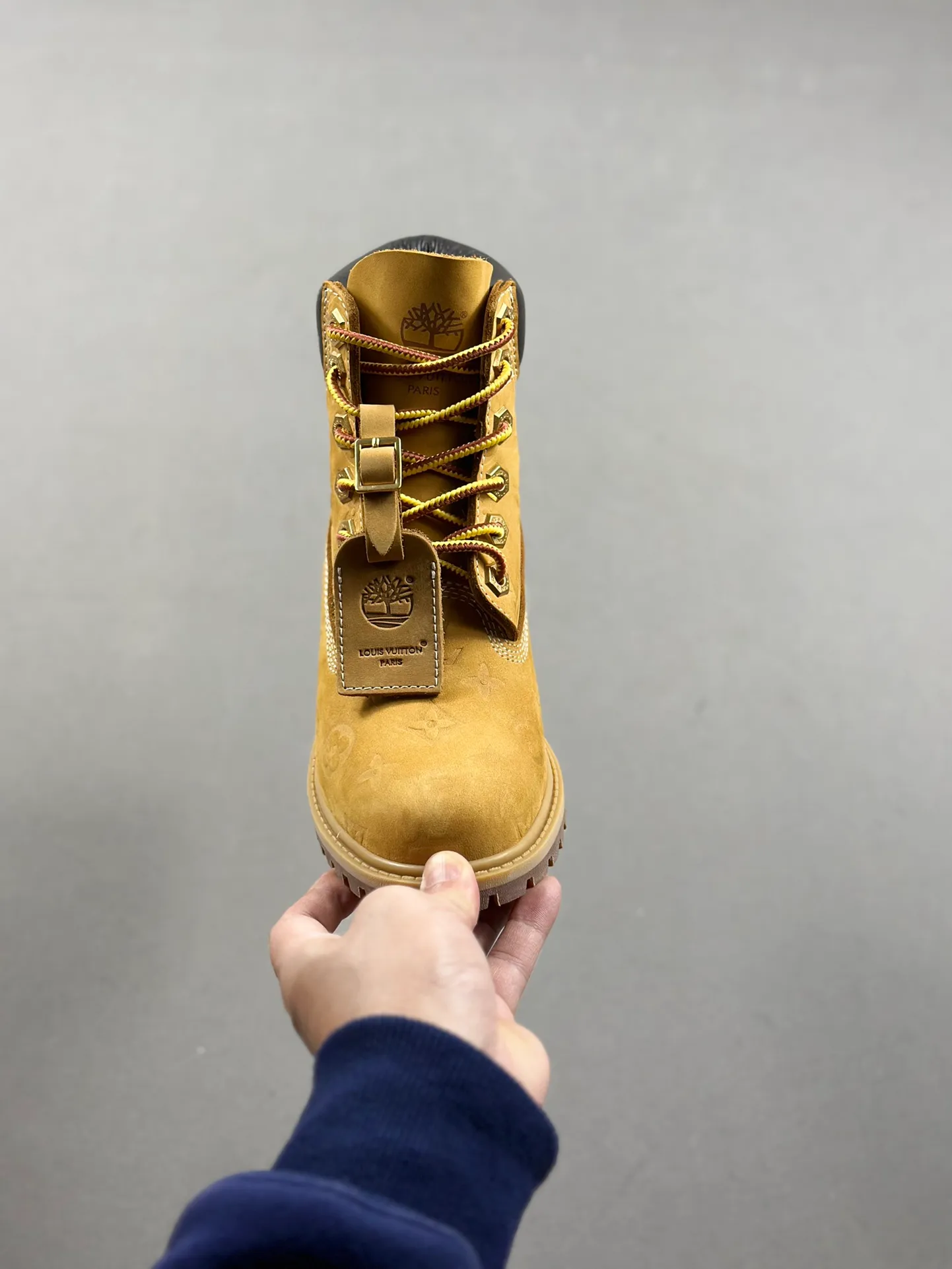 Local pick-up 💰1100 supports delivery. The same style of Jiaer is pure and original. Produced by Zhongshan Factory. Louis Vuitton As the first collaboration between the two parties, this shoe redefines the classic design of Timberland's 6-inch rhubarb boots. Timberland/Timberland's 6-inch all-over presbyopic rhubarb boots pay homage to the classic yellow boot shape of the 1996 Grandmaster Flash. Original hardware molded lace buckles. Newly upgraded top-notch craftsmanship. OEM by Zhongshan factory. Original imported leather. Independent private mold outsole, correct logo, not the wrong version on the market. Original and consistent full head-layer nubuck leather collar. All cow lining Brand new original packaging shoe box Exclusive supply to the market Official item number: 1AD7YN Size: 35 36 37 38 39 40 41 42 43 44 45 46